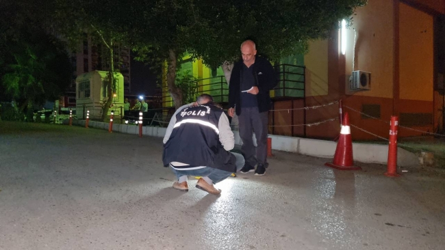 Bekçilerden kaçarken tabancası ateş alan kişi yaralandı